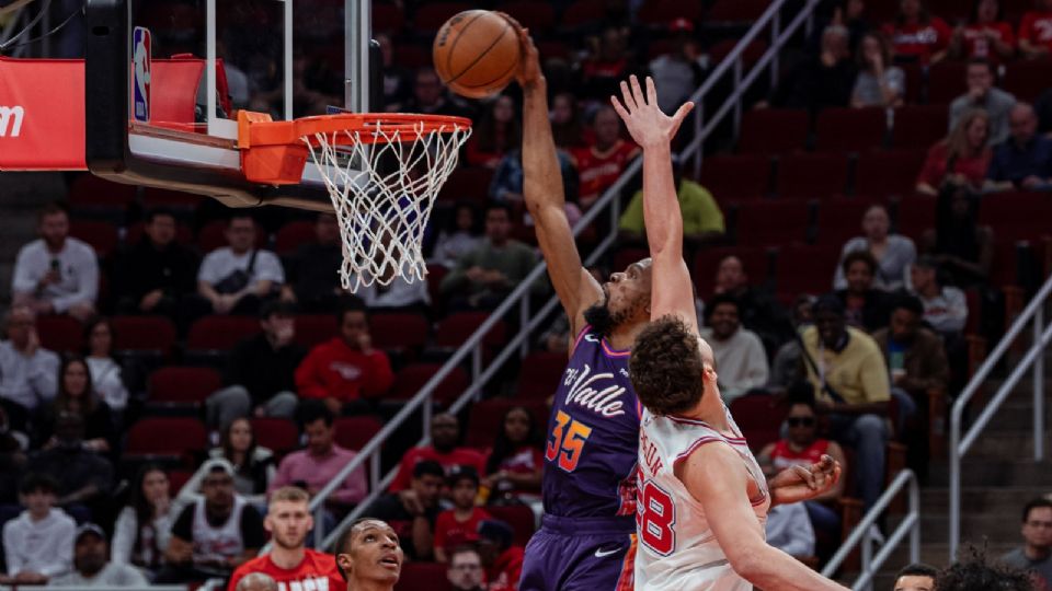 Kevin Durant encestando en el juego entre Suns y Rockets