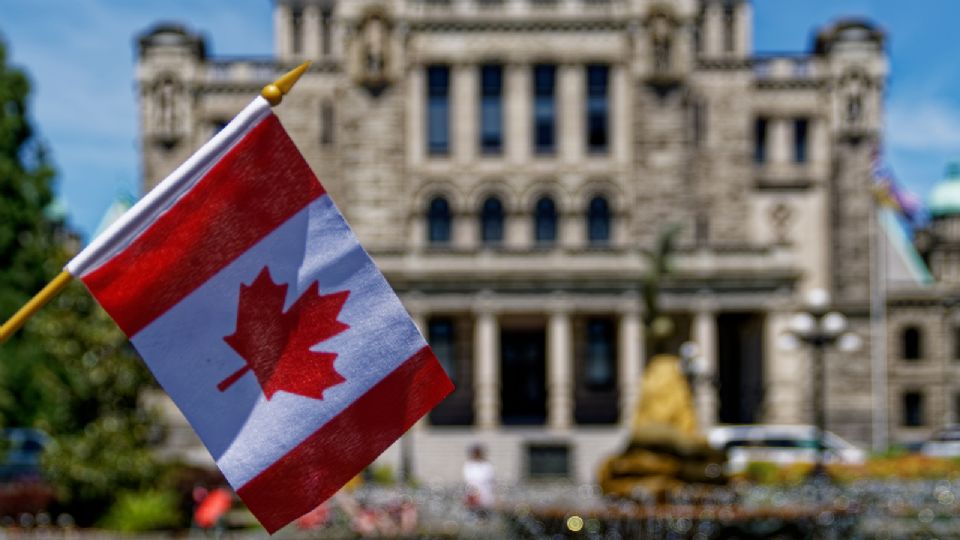 El primer ministro de Canadá, Justin Trudeau, firmó hoy en Kiev con el presidente ucraniano, Volodímir Zelenski, un acuerdo sobre cooperación en materia de seguridad por el que Ottawa se compromete a enviar durante 2024 más de 3 mil millones de dólares canadienses (más de 2 mil  millones de euros) en ayuda militar y financiera.