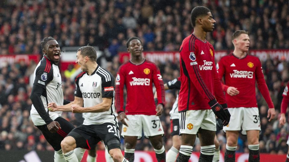 Mientras Calvin Bassey del Fulham celebra su gol, los jugadores del Manchester United se lamentan