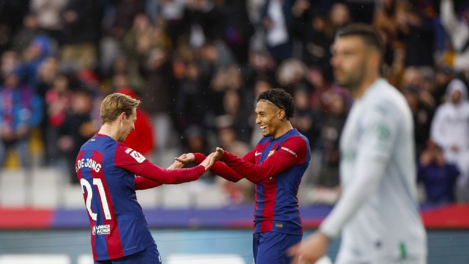 Frenkie de Jong (i) celebra el tercer gol de su equipo durante el partido de LaLiga entre el Barcelona y el Getafe.