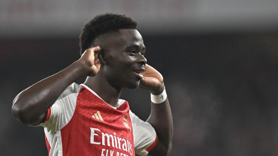 Bukayo Saka festejando sus goles ante el Newastle.