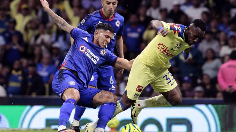 El colombiano Julián Quiñones convirtió un gol para darle este sábado al América una victoria por 1-0 sobre el líder Cruz Azul.