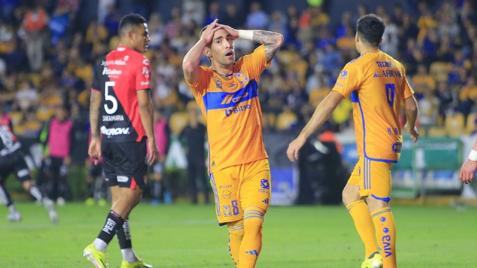 Fernando Gorriarán lamentándose una acción fallada ante Atlas.