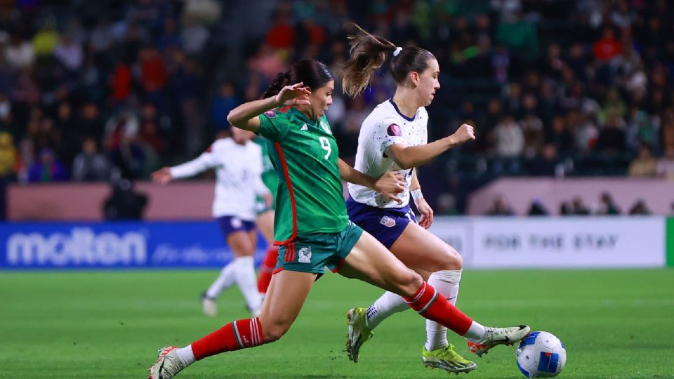 La Selección Mexicana Femenil dio la campanada en la Copa Oro W y venció por marcador de 2-0 a Estados Unidos, para adueñarse del liderato del Grupo A.