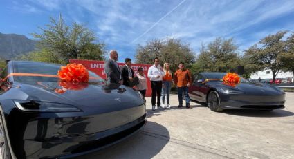 Entregan los 2 autos Tesla a ganadores de rifa del predial en Santa Catarina