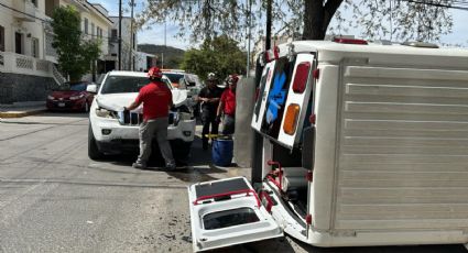 Ambulancia que trasladaba a un paciente vuelca al ser impactada por camioneta en Monterrey