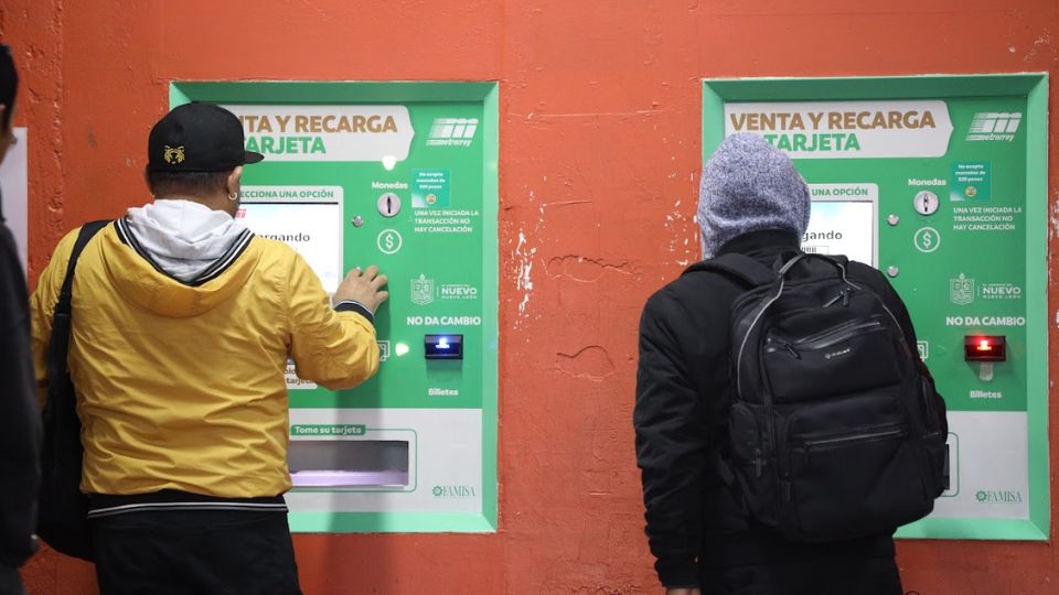 Usuarios recargan su tarjeta de Metrorrey