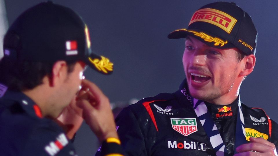 Max Verstappen junto a Sergio Pérez, su compañero en Red Bull Racing