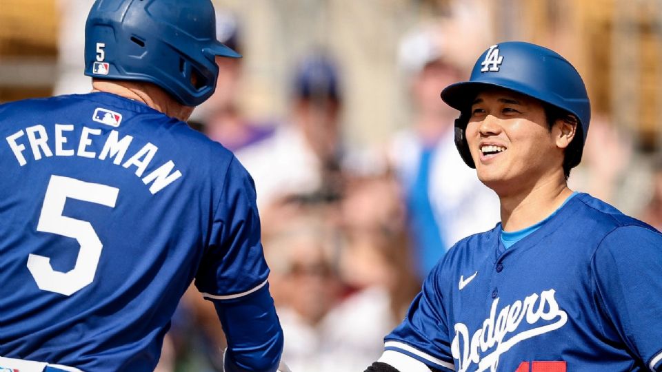 Shohei Ohtani celebra su HR con Freddie Freeman en su primer juego de pretemporada