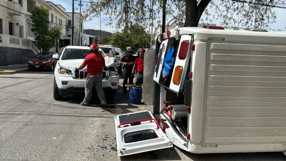 Ambulancia semi volcada.