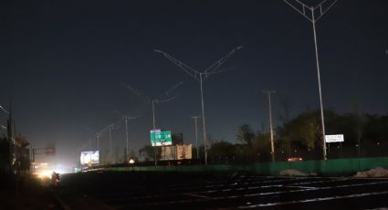 Pese a obra de rehabilitación, autopista al aeropuerto está en la oscuridad