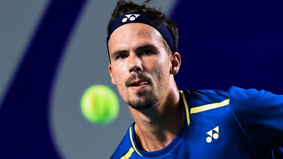 El tenista alemán Daniel Altmaier devuelve una pelota a su compatriota Alexander Zverev, durante el segundo día de los juegos de singles, en el Abierto Mexicano