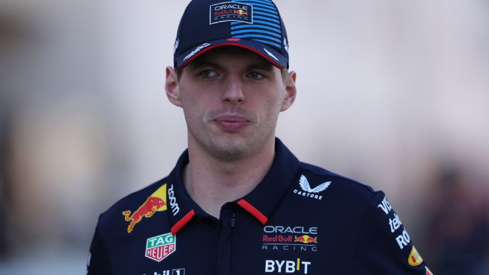 Max Verstappen de Red Bull Racing llega para asistir a una conferencia de prensa para el Gran Premio de Bahréin