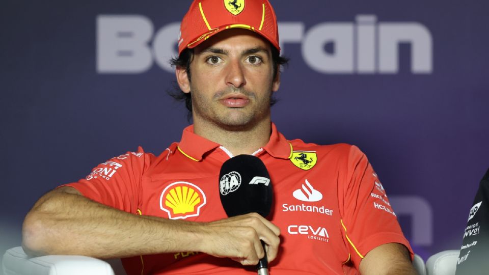 El piloto español Carlos Sainz de la Scuderia Ferrari asiste a una rueda de prensa para el Gran Premio de Fórmula Uno de Bahréin.