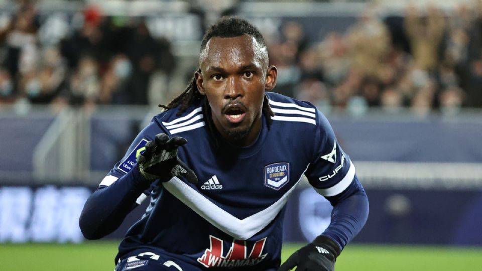 El jugador del Girondins de Burdeos se lesionó en un choque durante un partido de liga.