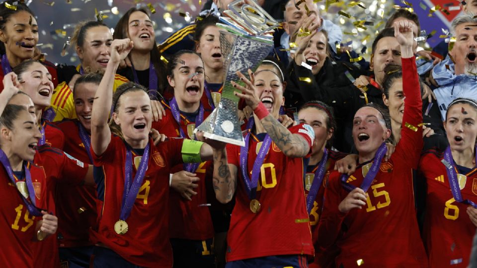 Jenni Hermoso (c), levanta el trofeo durante la celebración por el triunfo ante Francia en la final de la Liga de Naciones Femenina,