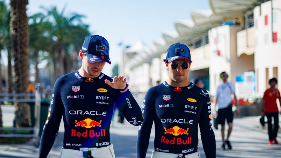 Sergio Pérez camina junto a Max Verstappen durante la pretemporada de la Fórmula Uno en Baréin