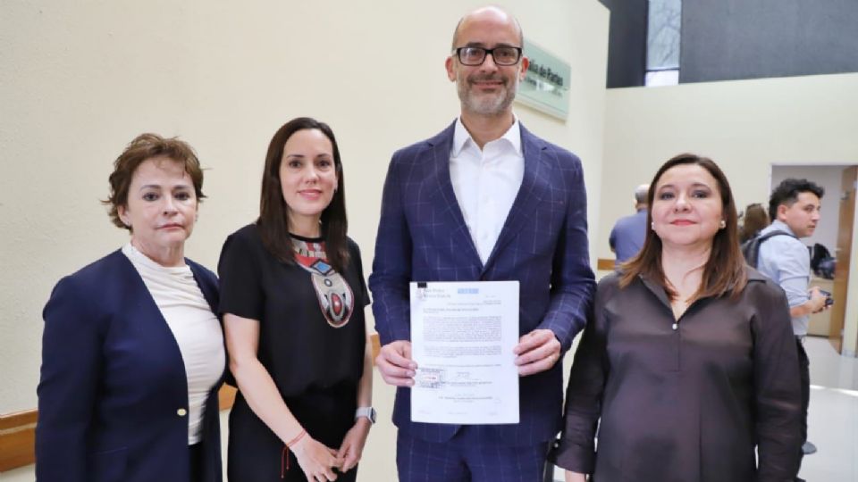 Miguel Treviño y Mariana Téllez en la entrega de esta iniciativa en el Congreso local.