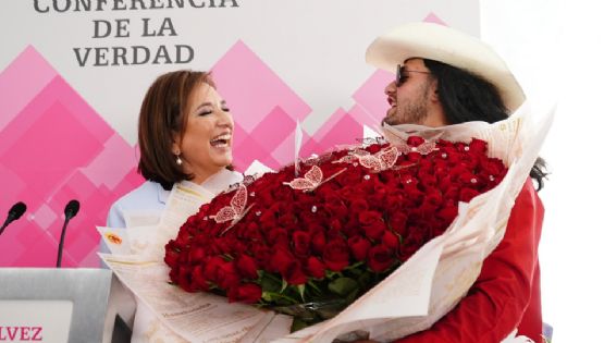 Xóchitl Gálvez recibe flores de ‘El Patrón’ en conferencia de prensa