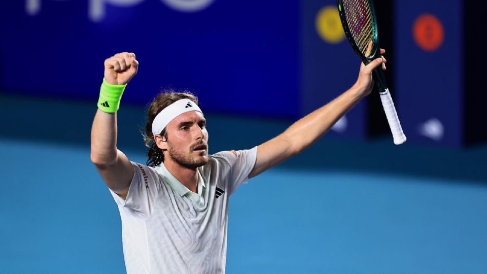 Stefanos Tsitsipas celebra la victoria ante el italiano Flavio Coboll, este miércoles durante el Abierto Mexicano de Tenis,