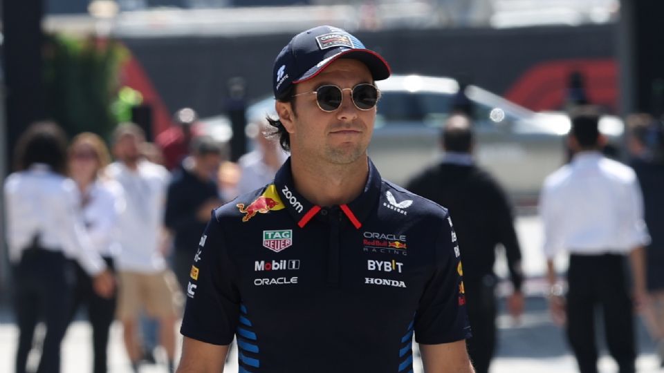 Sergio Pérez piloto de Red Bull Racing camina en el Circuito Internacional de Bahréin en Sakhir.