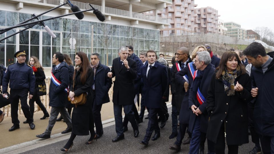 El presidente de Francia, Emmanuel Macron (C), junto al director general de Solideo, Nicolas Ferrand (C-L), visita la villa olímpica de París 2024.