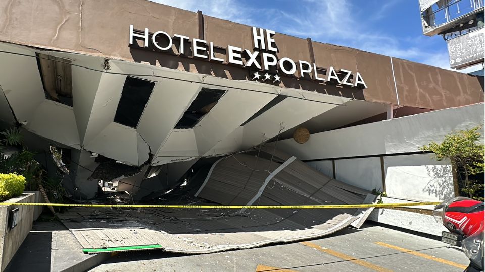 Hotel Expo Plaza, en Zapopan, sufre derrumbe | X / @PCJalisco