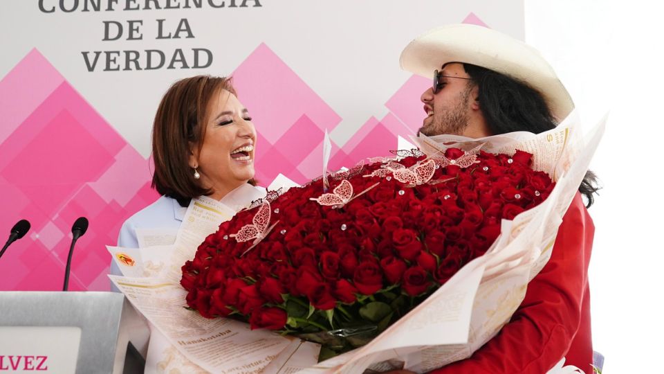 Xóchitl Gálvez recibe ramo de rosas de 'el patrón'. | X / @XochitlGalvez