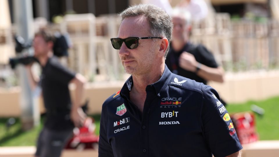 El jefe de equipo Christian Horner de Red Bull Racing, pasa por delante en el Gran Premio de Fórmula 1 de Bahréin.