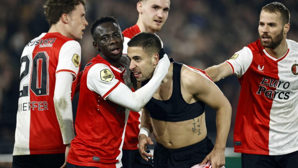 Ondrej Lingr del Feyenoord (C) celebra anotando el gol 2-1 con sus compañeros de equipo durante el partido de semifinales de la Copa KNVB entre Feyenoord y FC Groningen.