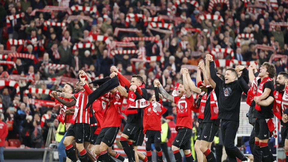 Los jugadores del Athletic Club celebran la victoria y el pase a la final con la afición tras el partido de vuelta de semifinales de la Copa del Rey que Athletic Club de Bilbao y Atlético de Madrid disputaron este jueves