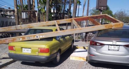 Viento tumba estructura del Paseo Santa Lucía sobre 2 autos en Monterrey