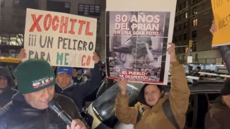 Manifestantes se congregan en Nueva York para expresar su desacuerdo con Xóchitl Gálvez