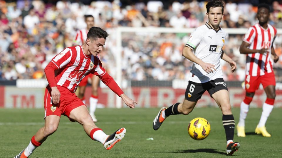 Hugo Guillamón (d) corre tras el centrocampista Sergio Arribas (i), del UD Almería, durante su partido de LaLiga