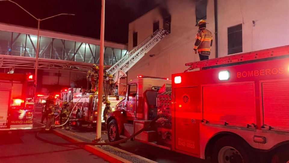 Bomberos en labores de rescate.