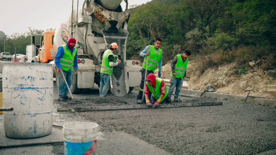 Personal trabajando en la obra Sendero Obispado, en Monterrey.