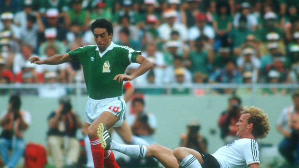 Tomas Boy y Andreas Brehme disputando la pelota durante los cuartos de final del Mundial del México 1986.