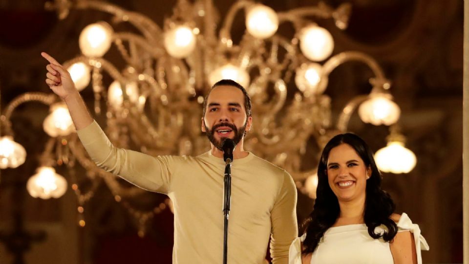 El presidente de El Salvador y candidato a la reelección inmediata, Nayib Bukele acompañado de su esposa Gabriela de Bukele.