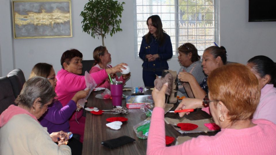 María de la Luz García de Colosio, presidenta del Sistema DIF en compañía de las personas beneficiadas con esta ludoteca.