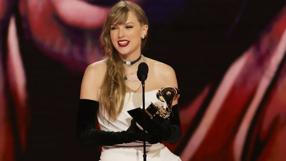 Taylor Swift al momento de recibir conseguir su cuarto premio en la categoría reina de álbum del año.