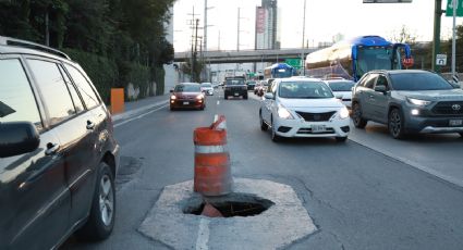 Registro sin tapa causa tráfico y pone en riesgo a conductores en Monterrey