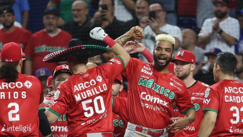 Los Naranjeros de Hermosillo celebran el HR de Agustín Murillo ante los Tigres de Licey