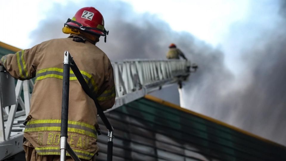 Bomberos de diferentes corporaciones actuaron contra el incendio | Facebook / Daniel Carrillo Martínez