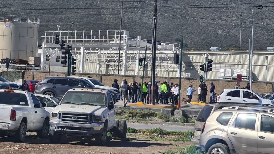 Bloqueos en avenida Raúl Salinas en Escobedo