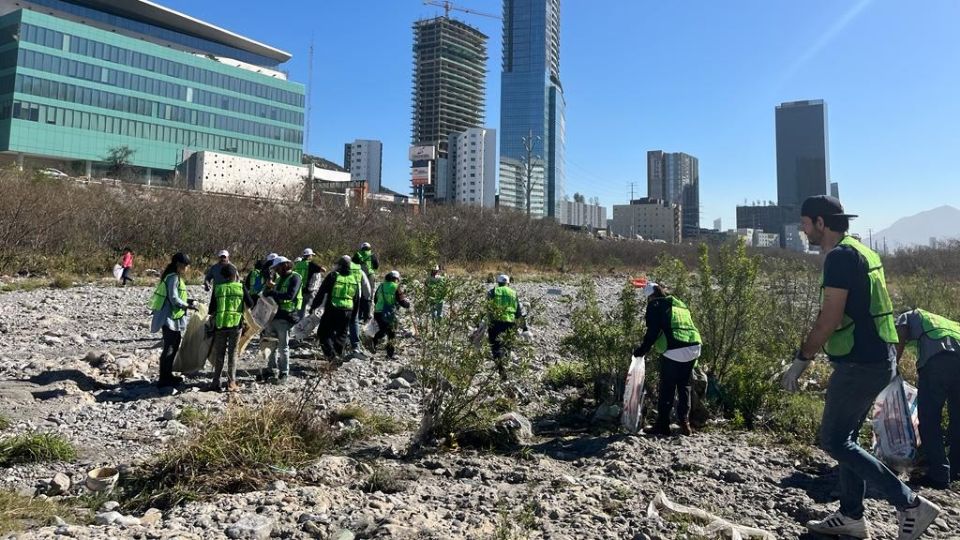 Hacen limpieza en el río Santa Catarina, en San Pedro