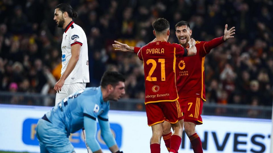 La Roma alargó su pleno de victorias con Daniele De Rossi en el banquillo y aprieta por los puestos de Liga de Campeones después de desnudar a un Cagliari (4-0).