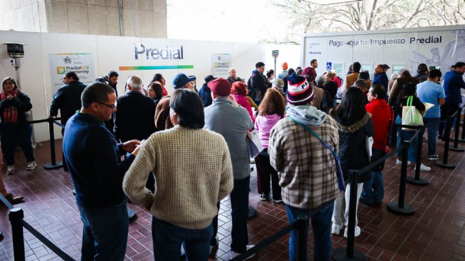 Personas haciendo fila para pagar el impuesto predial.