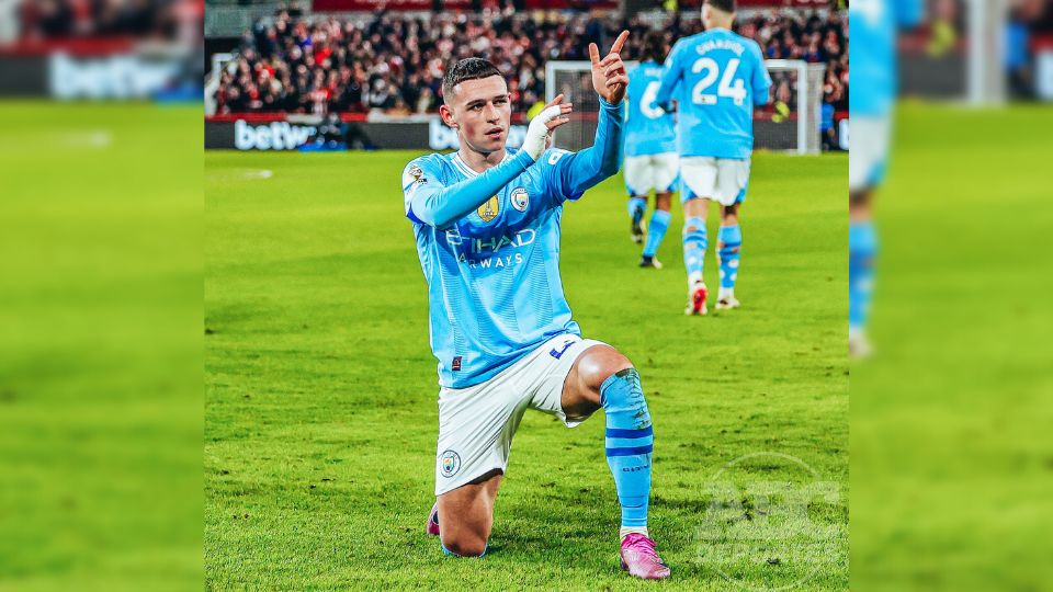 Con un triplete de Phil Foden, el Manchester City remontó y terminó ganando 1-3 al Brentford para seguir manteniendo sus esperanzas del campeonato.