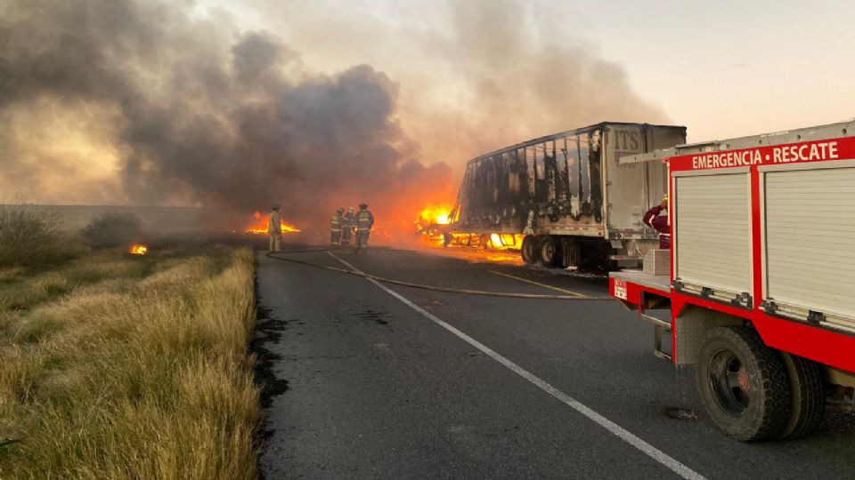 Personal de bomberos sofocando incendio producto de choque frontal.