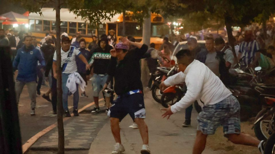 Violencia entre aficionados de Rayados y Comunicaciones, en Guatemala.
